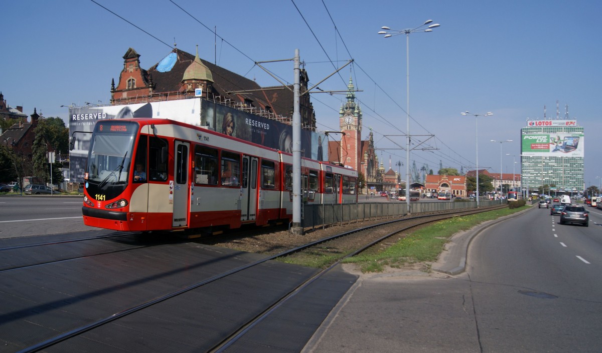 Ein ehemaliger Dortmunder N8C (1141) hat auf der Danziger Linie 8 gerade die Haltestelle am Hauptbahnhof (Dworzec Glowny) verlassen.