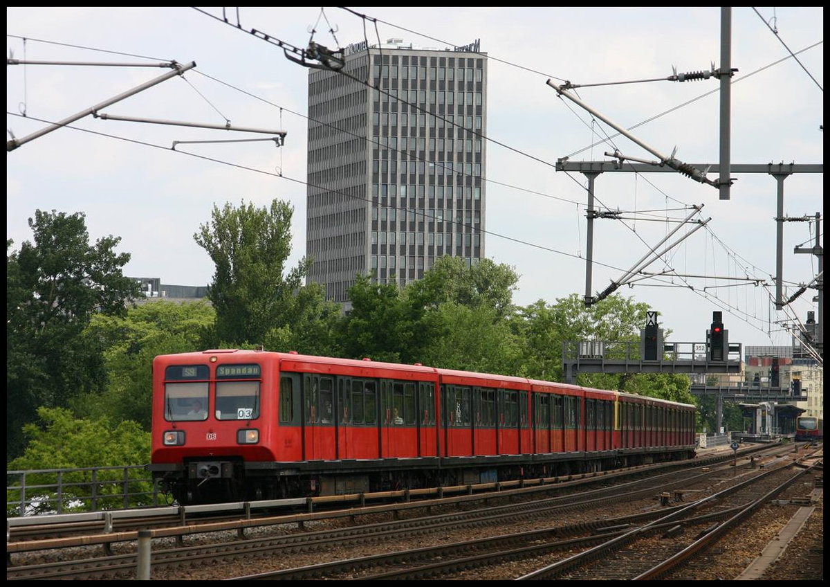 Ein ehemaliger DR S Bahn Zug kommt hier am 1.6.2007 auf der S 9 nach Spandau in Berlin Zoologischer Garten an.