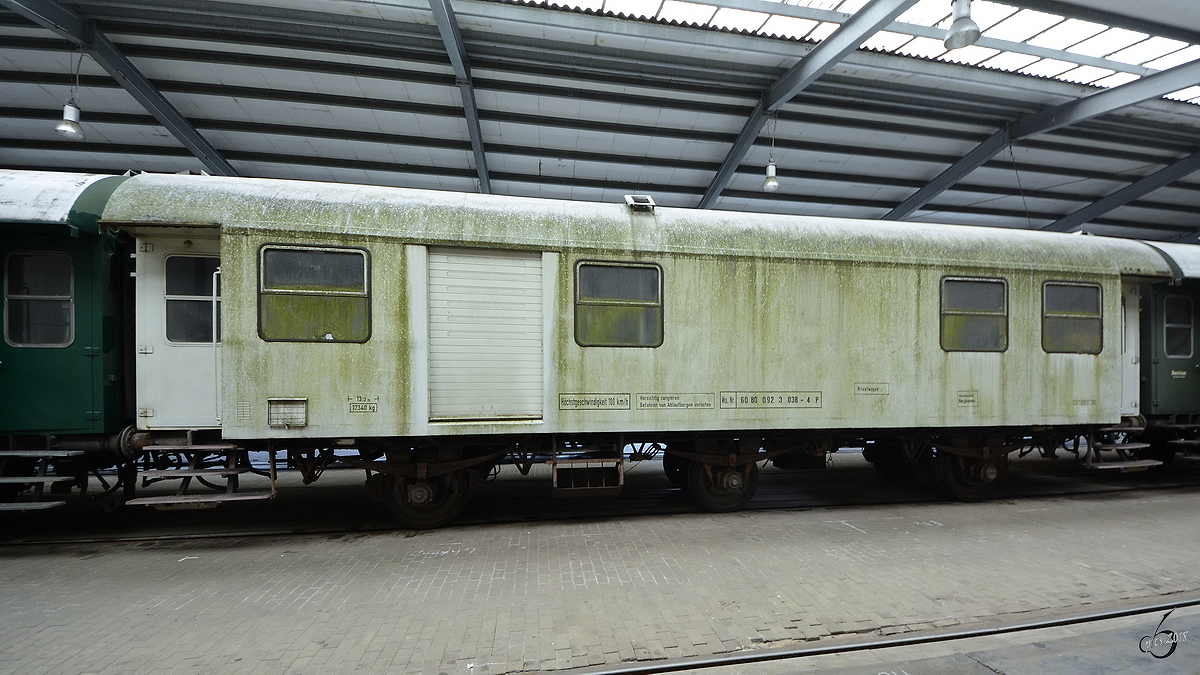 Ein ehemaliger Gepäckwagen in einer Halle des Bochumer Eisenbahnmuseums. (September 2018)
