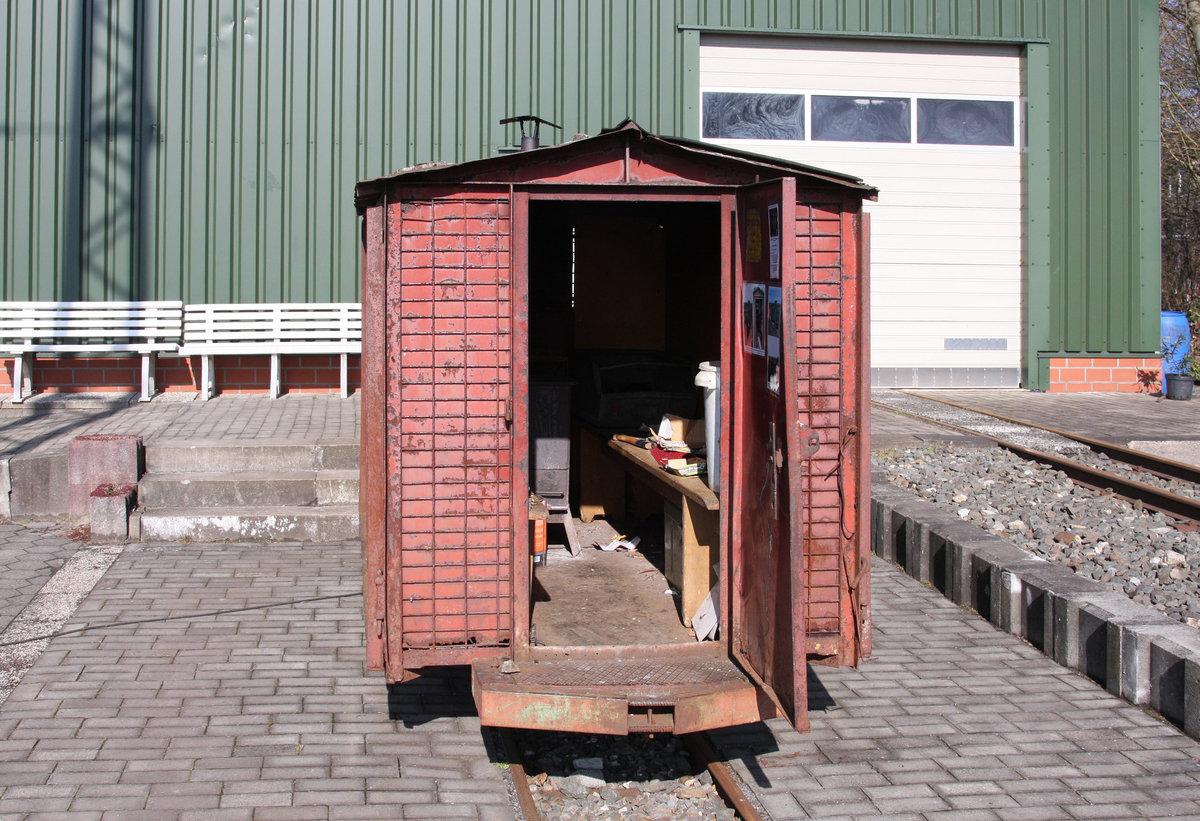 Ein ehemaliger Torfbahn Aufenthaltswagen dient zeitweise Arbeitskräften beim Westfälischen Feldbahn Museum Lengerich in den Winter Monaten als Aufwärmwagen. Am 15.3.2018 war er wieder mal in Betrieb. Durch die offene Tür kann man im Innenraum zwei Sitzbänke rechts und links erkennen. An der rückseitigen Stirnwand steht der Heizofen. Im Hintergrund ist übrigens ein Teil der großen Fahrzeughalle zu sehen.