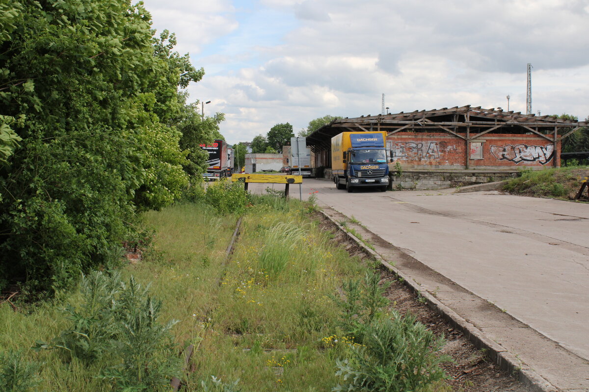 Ein ehemaliges Verladegleis am 21.05.2022 in Arnstadt Hbf.