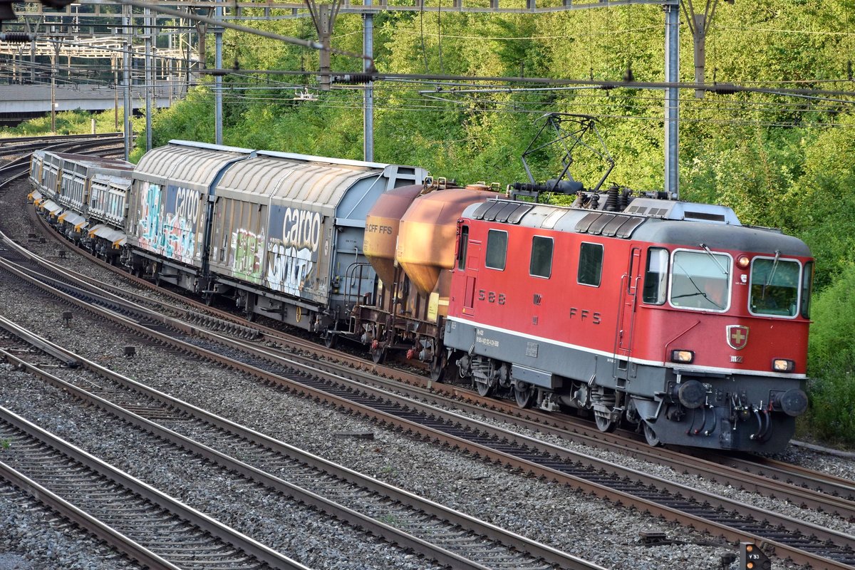 Ein eher seltenes Ereignis heutzutage: Re 4/4 II 11122 vor einem kurzen Güterzug kurz nach Othmarsingen am Abend des 15.07.2019.