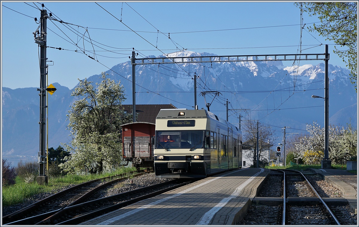 Ein eigentlich ganz banales Bild: Der CEV GTW Be 2/6 7001 errreicht St-Legier Gare. Doch auf den zweiten Blick überrascht die Destination des GTW: Château d'Oex. Zudem fuhr der Zug ohne Halt durch (dies kann das Bild natürlich nicht zeigen) und zuletzt ist noch anzumerken, dass die CEV GTW Be 2/6 bei der CEV praktisch keine Plandienste mehr absolvieren. 
3. April 2017