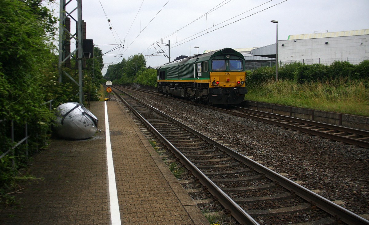 Ein Ein Nachschuss von der Class 66 PB17 von der Rurtalbahn  fährt als Lokzug aus Aachen-West nach  Sittard(NL) und fährt durch Kohlscheid und fährt in Richtung Herzogenrath.
Bei Sonne und Wolken am Morgen vom 24.6.2015.