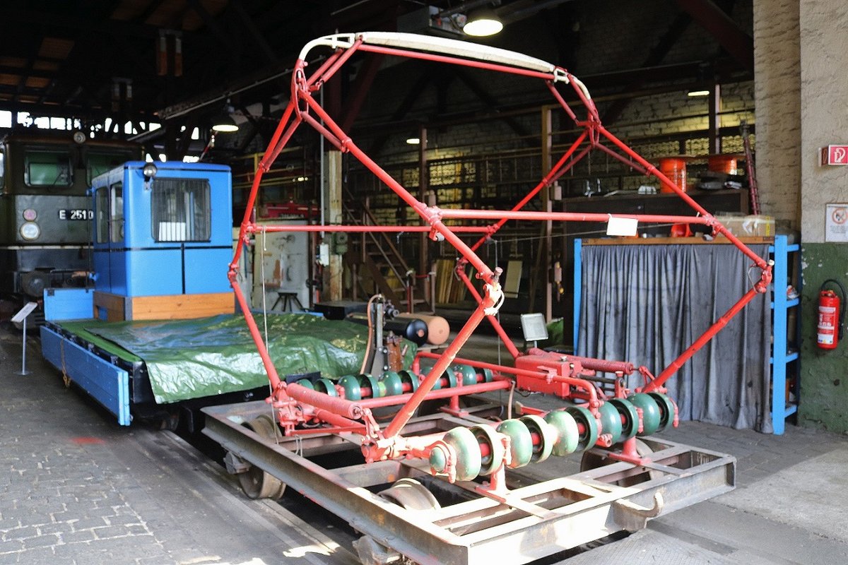 Ein Einheits-Scherenstromabnehmer der ehemaligen Deutschen Reichsbahn (DR) ist im Lokschuppen des DB Museums Halle (Saale) anlässlich des jährlichen Sommerfests ausgestellt. [26.8.2017 - 15:41 Uhr]