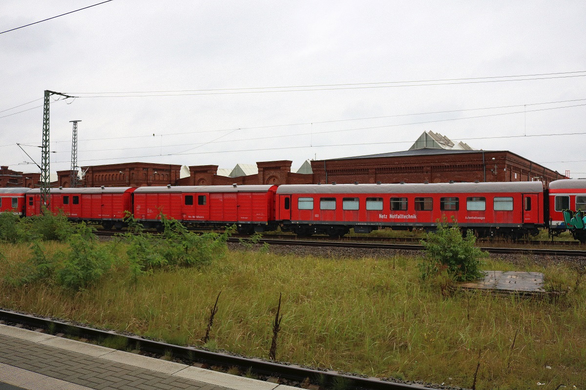 Ein Einheitshilfszug (EHZ) der DB Netz Notfalltechnik ist vor dem AW Wittenberge abgestellt. Aufgenommen von Bahnsteig 5 des Bahnhofs Wittenberge. [7.10.2017 | 14:14 Uhr]