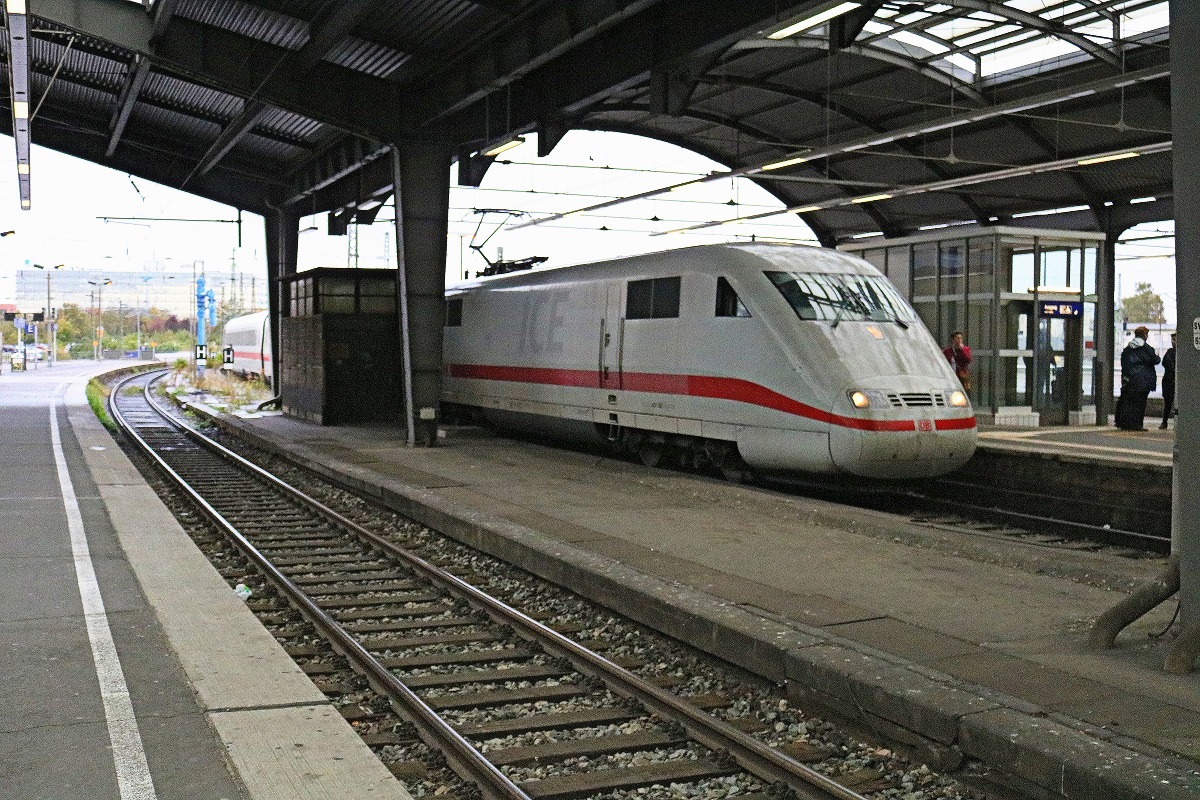 Ein einmaliges Ereignis:
401 587 (Tz 187  Fulda ) als unbekannter ICE durchfährt Halle(Saale)Hbf auf Gleis 3. Er wurde wegen Sturmschäden von  Xavier  weiträumig umgeleitet. [7.10.2017 | 9:02 Uhr]