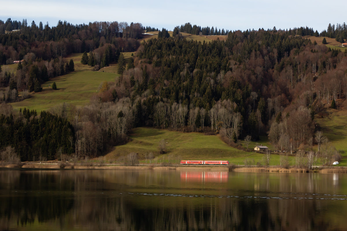 Ein einsamer Br 612 fährt entlang des großen Alpsees bei Immenstadt. 21.1.20