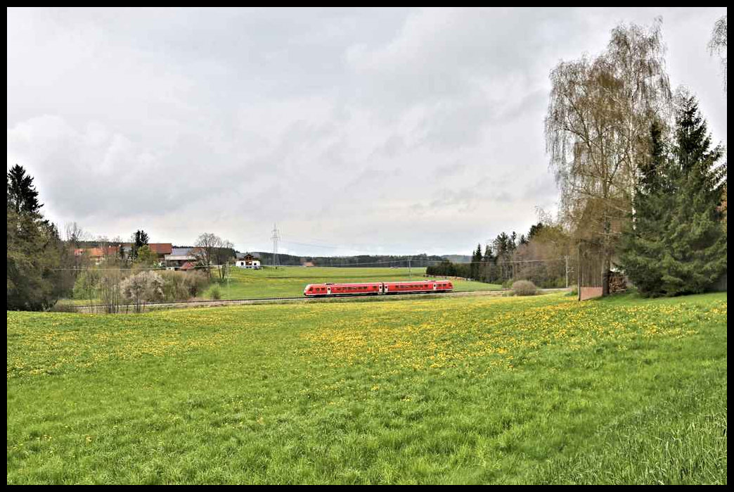 Ein einteiliger DB 612 Triebwagen ist hier am 1.5.2023 um 16.44 Uhr bei Laubers aus Richtung Mindelheim kommend nach Memmingen unterwegs.