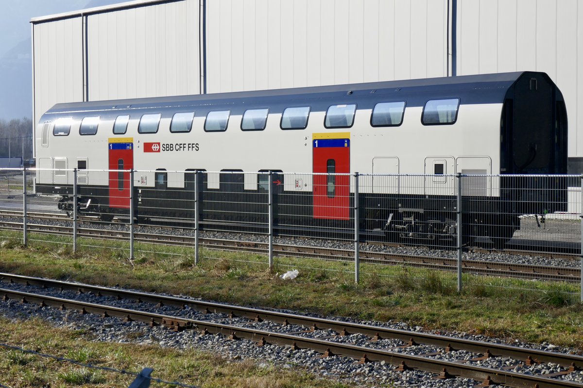 Ein einzelner 1. Klasse Twindexx Mittelwagen am 15.12.18 hinter dem Bombardier Werk in Villeneve abgestellt.