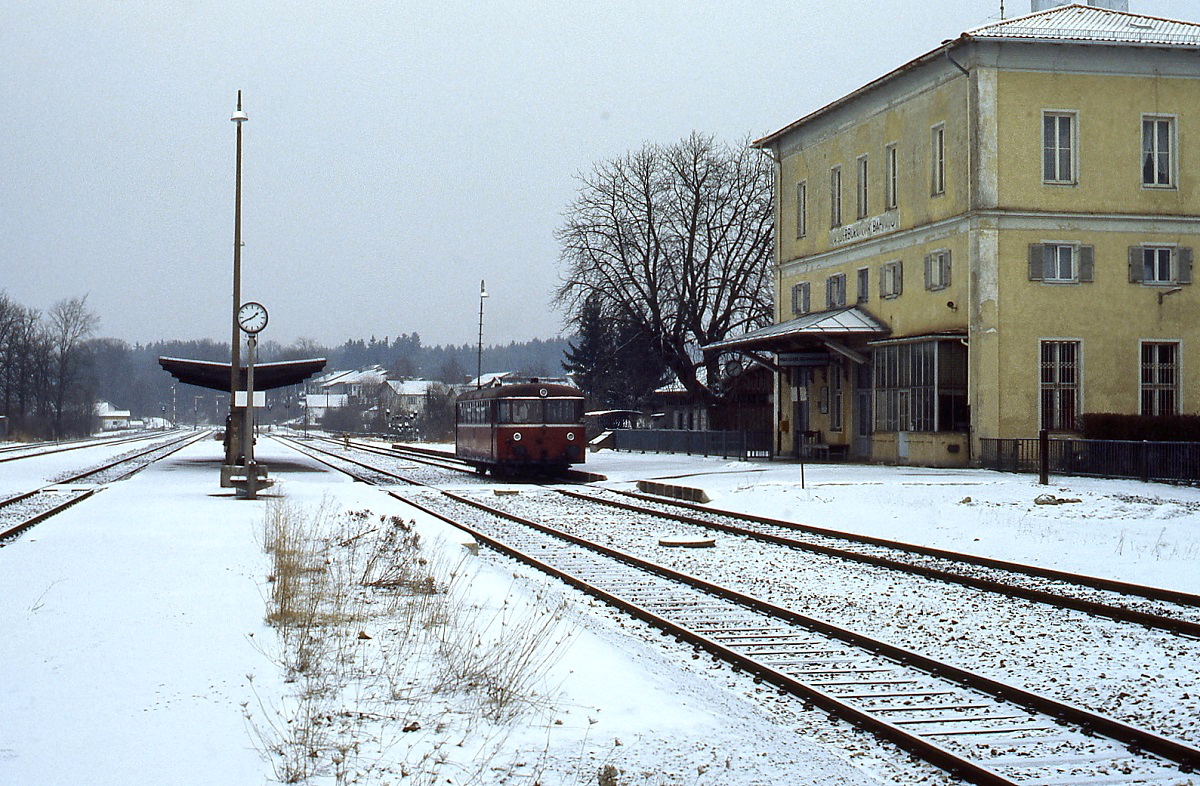 Ein einzelner 798 wartet im Februar 1986 im Bahnhof Wasserburg auf Fahrgäste nach Wasserburg Stadt
