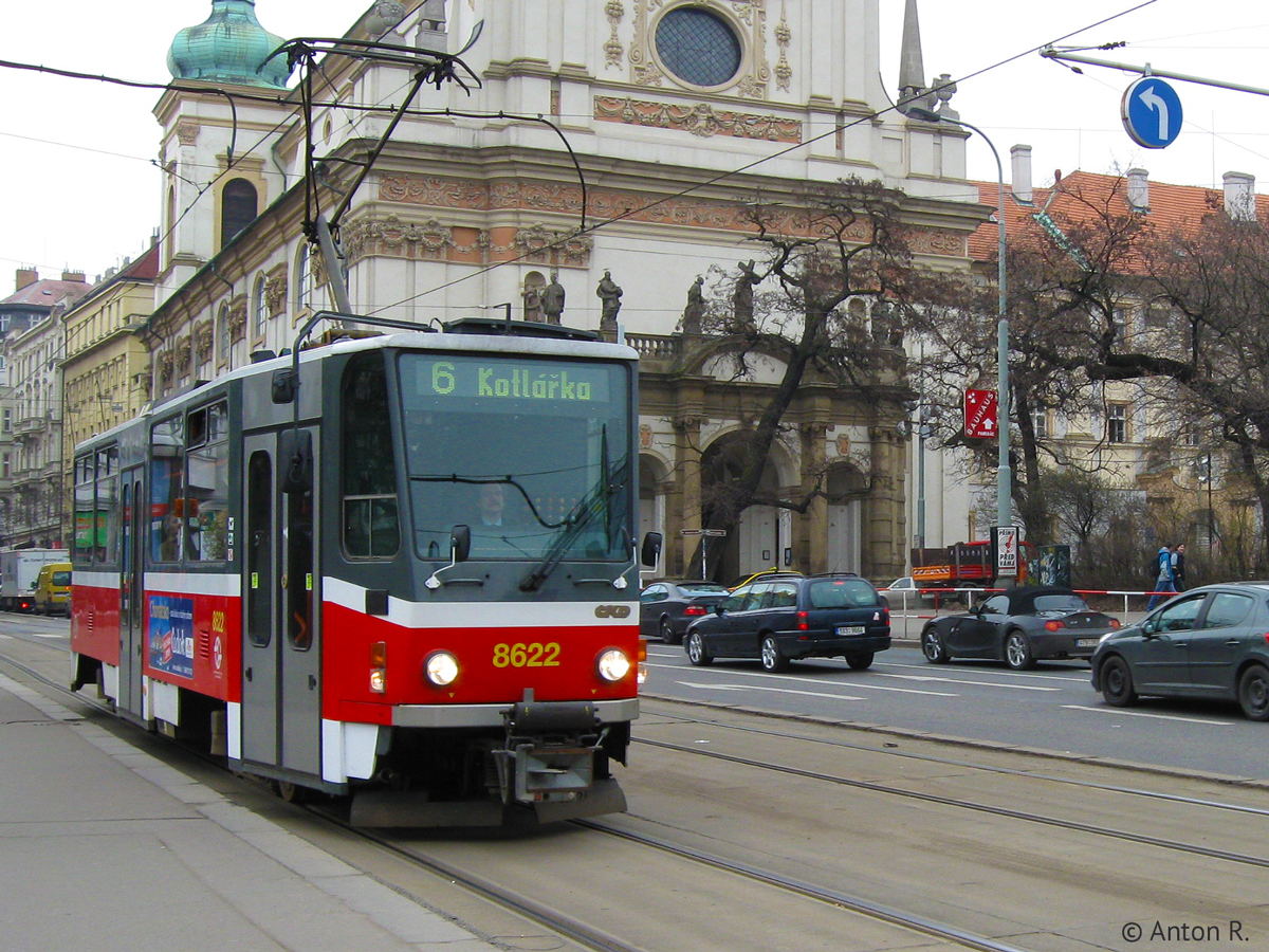 Ein einzelner Tatra T6A5-Straßenbahntriebwagen auf der Prager Linie 6, aufgenommen im April 2009.