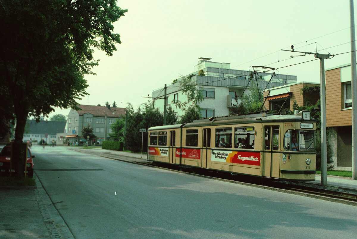 Ein einzelner TW der Augsburger Straßenbahn (TW 513) auf der Linie 2, Ort leider unbekannt (Stadtbergen?), Sommer 1984
