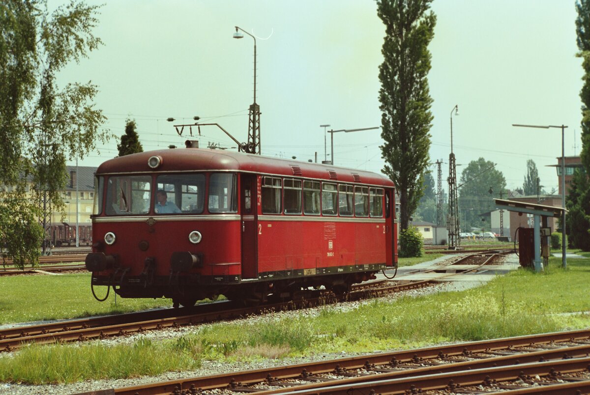 Ein einzelner Uerdinger Schienenbus vor dem Bw Rosenheim 
Datum: 12.06.1984