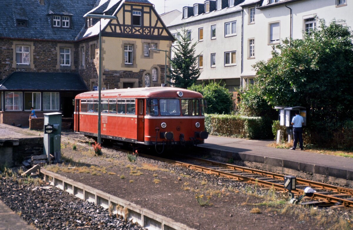 Ein einzelner Uerdinger Schienenbus vor dem früheren Bahnhof Traben-Trarbach (Datum leider unbekannt).