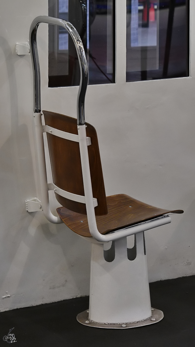 Ein Einzelsitz im Fahrgastraum des historischen Metrozuges M-504. (Madrid-Chamartin, November 2022)