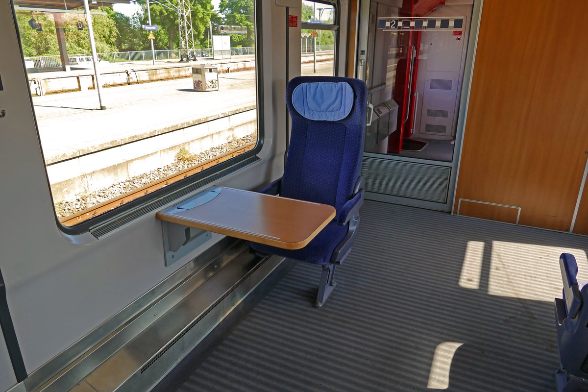 Ein Einzelsitz mit Tisch in einem modernisierten InterCity-Wagen.
Aufgenommen im Mai 2018.