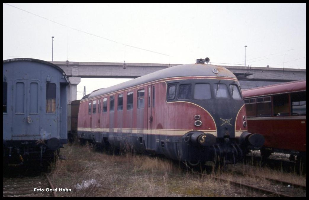Ein Einzelstück der DB und eine besondere Rarität war der Schlepptriebwagen 692501, der hier am 30.3.1991 noch im Außenbereich des Eisenbahnmuseum Nördlingen anzutreffen war.