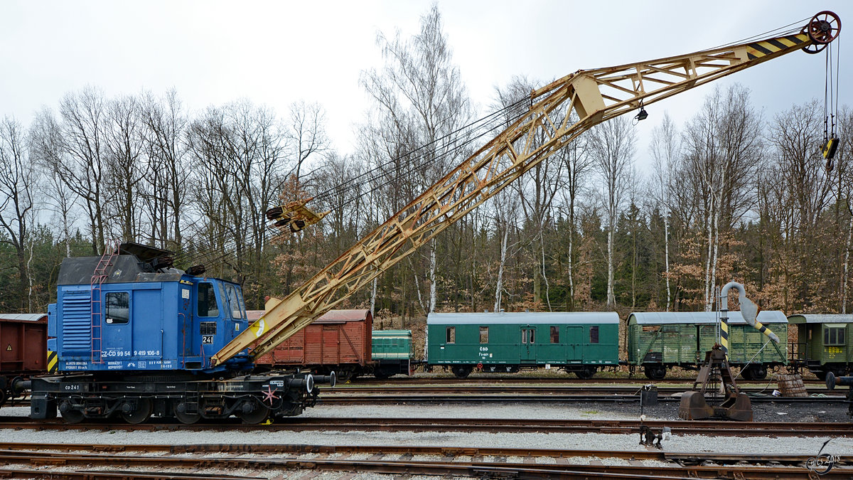 Ein Eisenbahndrehkran Kirov EDK-10/2 auf dem Gelände des Eisenbahnmuseums Lužná u Rakovníka. (April 2018)