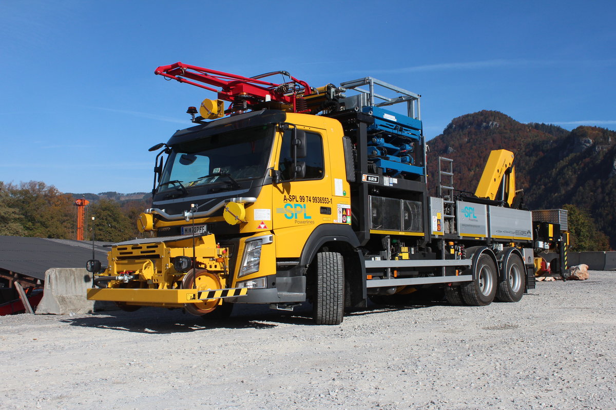 Ein Eisenbahnfahrzeug der besonderen Art ist dieser Volvo Zweiwege LKW.
Er dient als Oberleitungsmontagefahrzeug und besitzt einen Erdungsbügel, eine Hebebühne, Zulassung am Eisenbahnnetz sowie ein Druckluftsystem um Kleinwagen mitzuführen.
Der LKW mit der Kennung A-SPL 99 74 9936 553-1 stand am 25.10.2019 in Frohnleiten.