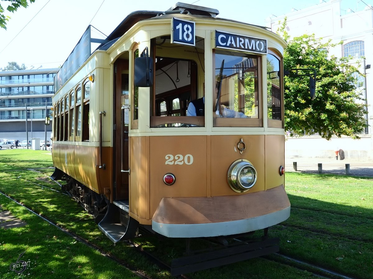 Ein Eléctrico der Sociedade de Transportes Colectivos do Porto (STCP), aufgenommen im Mai 2013.