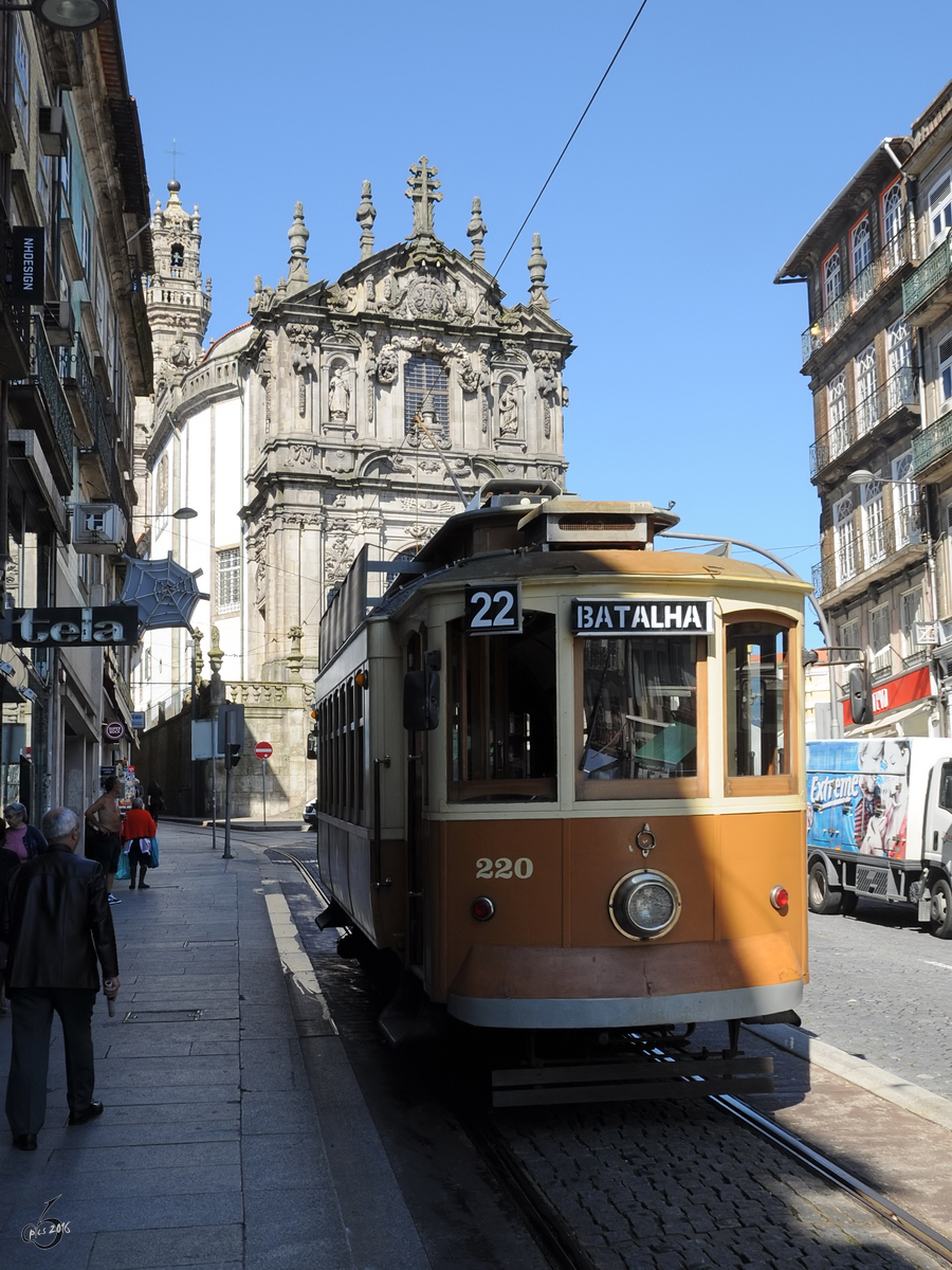 Ein Eléctrico der Sociedade de Transportes Colectivos do Porto (STCP), aufgenommen im Mai 2013.