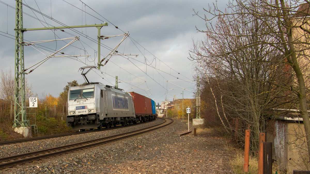 Ein Elbtalumleiter kam in Form von 386 017-8 am 18.11.17 auch durch Plauen. Der Containerzug ist kurz vorm Oberen Bahnhof und fährt dann weiter nach Hof. 