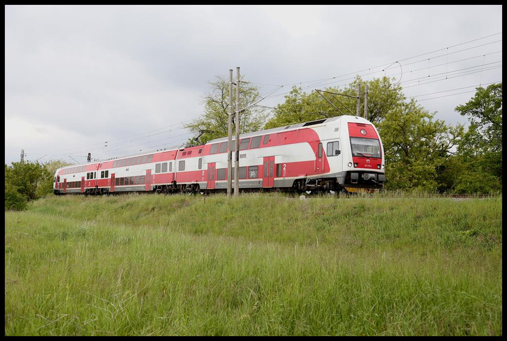 Ein  Elefant  in Form von 671012-3 hat gerade als Zug 4617 am 16.5.2019 um 13.33 Uhr den Haltepunkt Ludovitov verlassen und fährt weiter nach Nove Zamky.