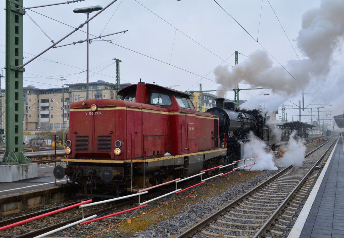 Ein Elefant kehrt heim – Überführung von C 5/6 2978 (SBB Historic) in die Schweiz - Tag 2: Die Abfahrt von V100 1365 und C 5/6 2978 in Friedrichshafen nach Konstanz. 02.04.2022 