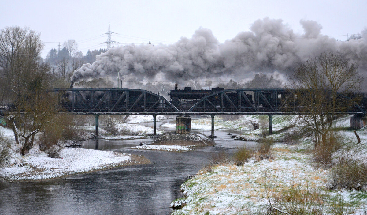Ein Elefant kehrt heim – Überführung von C 5/6 2978 (SBB Historic) in die Schweiz - Tag 2: Immer noch Schneetreiben! Die beiden rüstigen Seniorinnen, S 3/6 3673 & C 5/6 2978, überqueren auf dem Weg von Nördlingen nach Friedrichshafen die Donau bei Erbach/Württemberg. 02.04.2022 