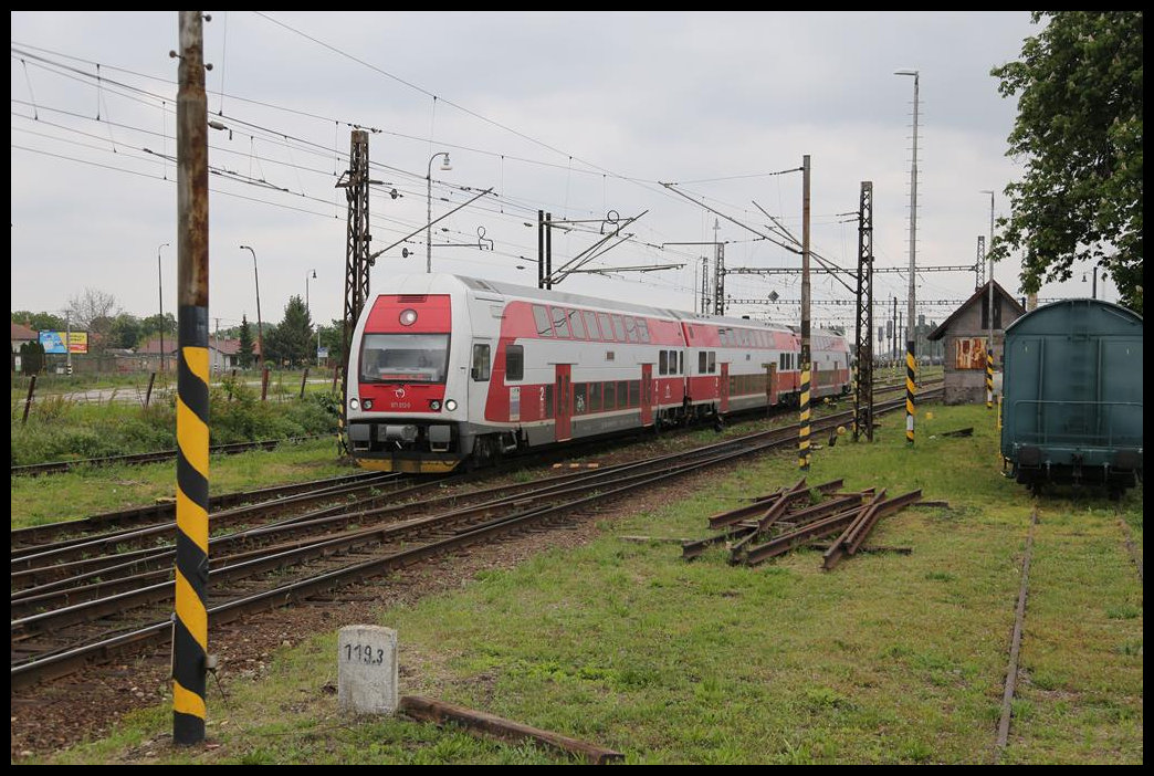 Ein  Elefant  mit Steuerwagen 971012-0 voraus fährt hier am 16.5.2019 um 11.49 Uhr in Trnovec nad Vahom nach Bratislava ab.