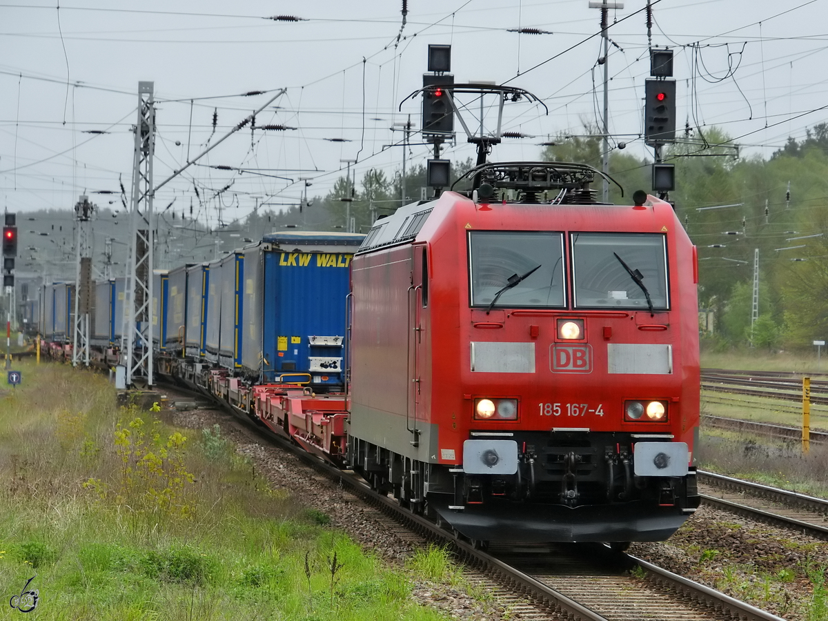 Ein von der Elektrolokomotive 185 167-4 gezogenen Trailerzug ist hier Mitte Mai 2021 in Neustrelitz zu sehen.