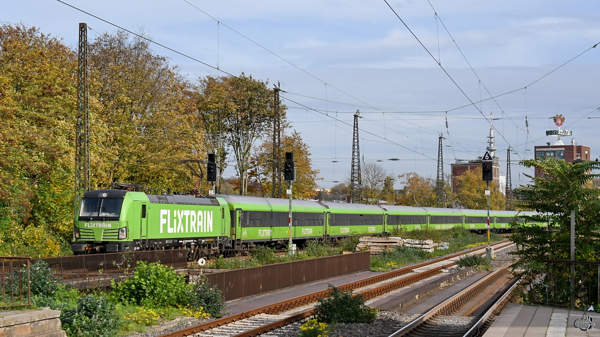 Ein von der Elektrolokomotive 193 604-6 gezogener Flixtrain-Zug ist hier Ende Oktober 2022 bei der Ankunft in Bochum zu sehen.