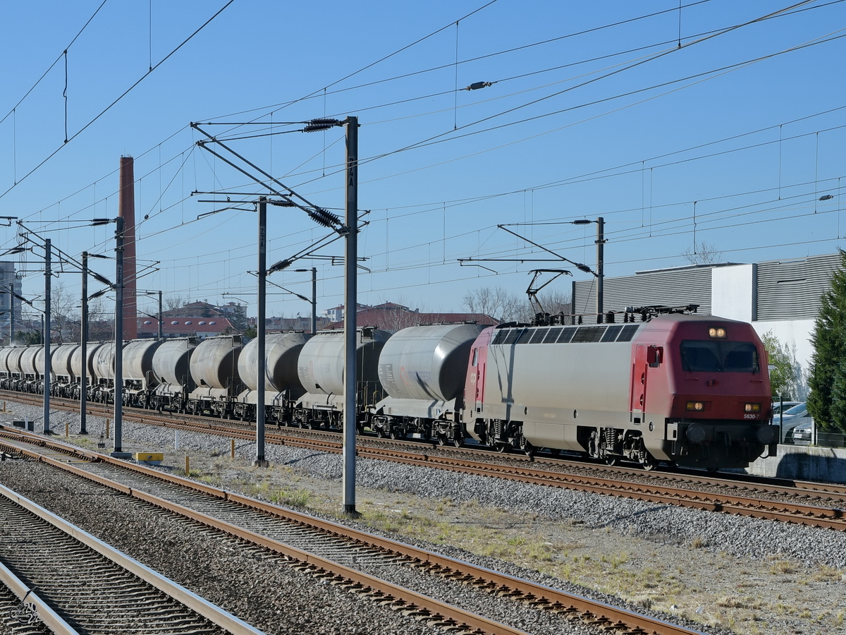 Ein von der Elektrolokomotive 5630-7 gezogener Kesselzug ist hier Mitte Januar 2017 in Aveiro unterwegs.