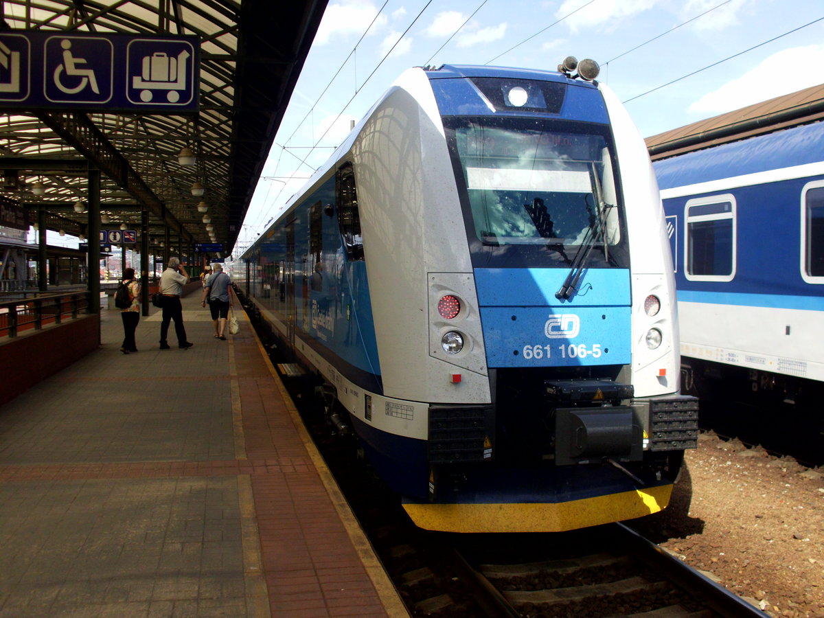 Ein Elektrotriebwagen der ČD-Baureihe 660 der České dráhy (ČD) steht in Praha hlavní nádraží (Prag Hauptbahnhof). [9.7.2016]