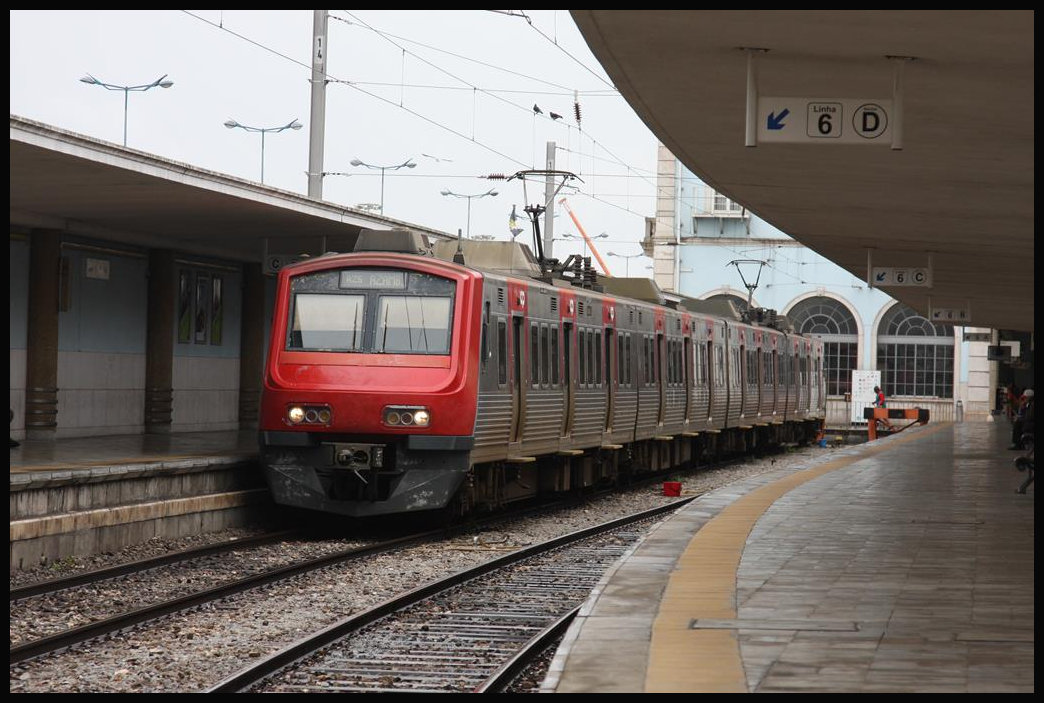 Ein Elektrotriebwagen der Reihe 23 der CP wartet hier im Kopfbahnhof Lissabon Santa Apolonia am 19.3.2018 auf Fahrgäste.