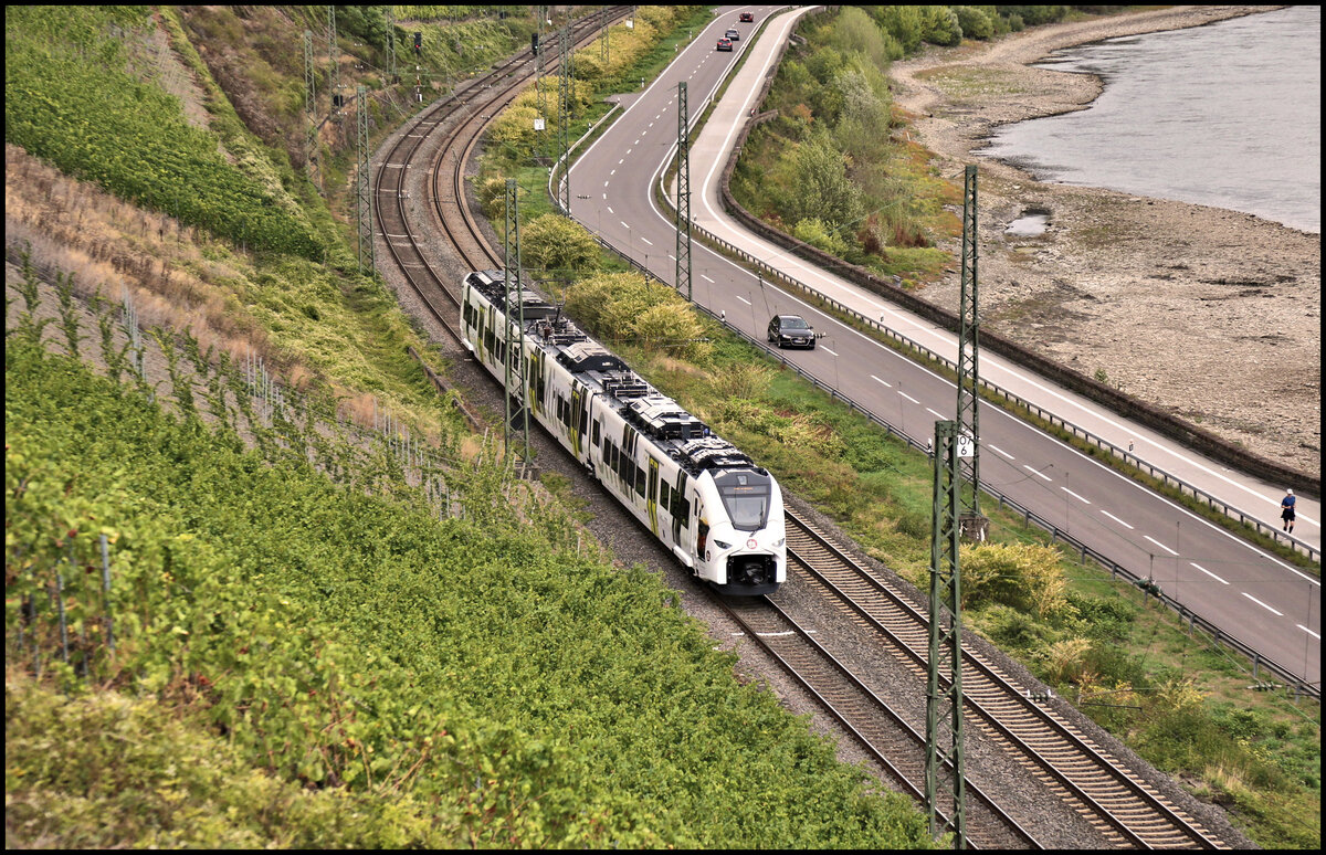 Ein Elektrotriebwagen der Reihe 463 ist hier kurz vor Boppard auf der linken Rheinstrecke am 20.9.2026 um 11.11 Uhr unterwegs.