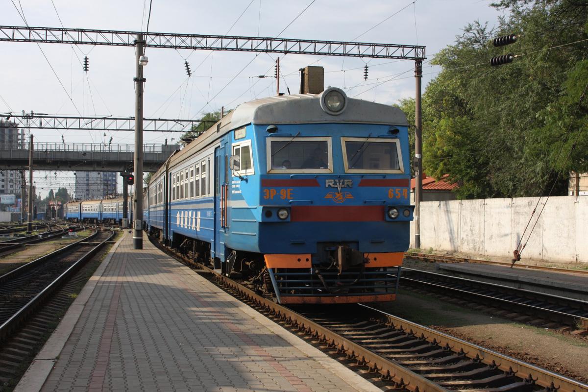 Ein Elektrotriebwagen der Reihe SR9e fährt am 2.9.2009 in den Kopfbahnhof von Odessa ein.