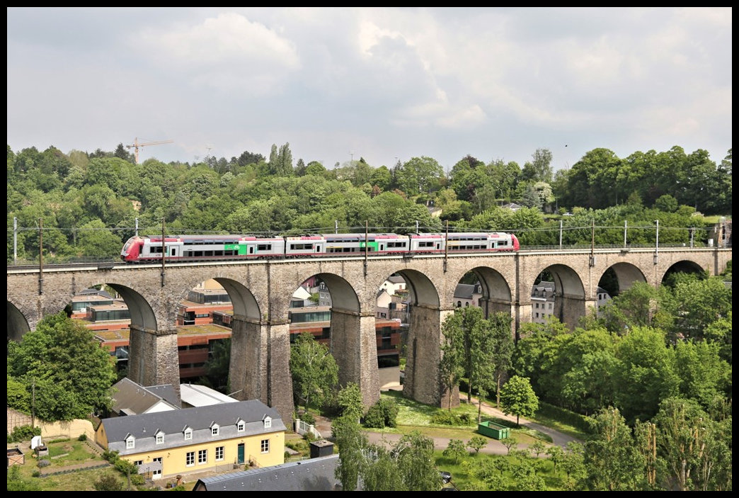 Ein Elektrotriebzug der Baureihe 2300 Kiss ist hier am 22.5.2023 um 16.06 Uhr auf dem Viadukt in Höhe der Kasematten in Luxembourg in Richtung Hauptbahnhof unterwegs.