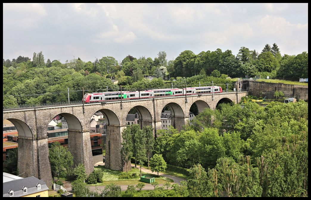 Ein Elektrotriebzug der Baureihe 2300 Kiss ist hier am 22.5.2023 um 16.06 Uhr auf dem Viadukt in Höhe der Kasematten in Luxembourg in Richtung Hauptbahnhof unterwegs.