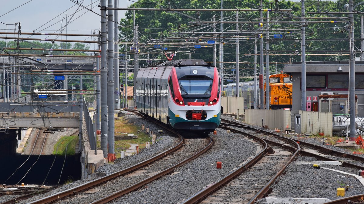 Ein Elektrotriebzug der Baureihe ETR425 fährt am 23.05.2018 durch Bahnhof Roma Ostiense an Gleis 13.