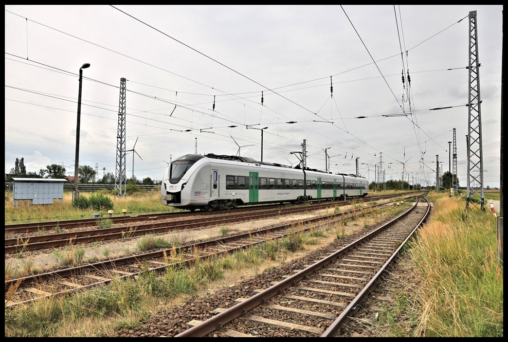 Ein Elektrotriebzug der Mitteldeutschen Regiobahn fährt hier am 5.8.2023 um 11.26 Uhr von Riesa in Richtung Elsterwerda durch den Bahnhof Wülknitz.