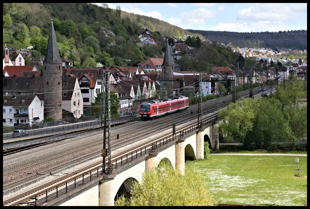 Ein Elektrotriebzug der Reihe 440 der DB hat hier gerade den Bahnhof Gemünden am Main am 30.04.2023 verlassen und überquert um 14.35 Uhr in Fahrtrichtung Jossa die Eisenbahnbrücke über den Main.
