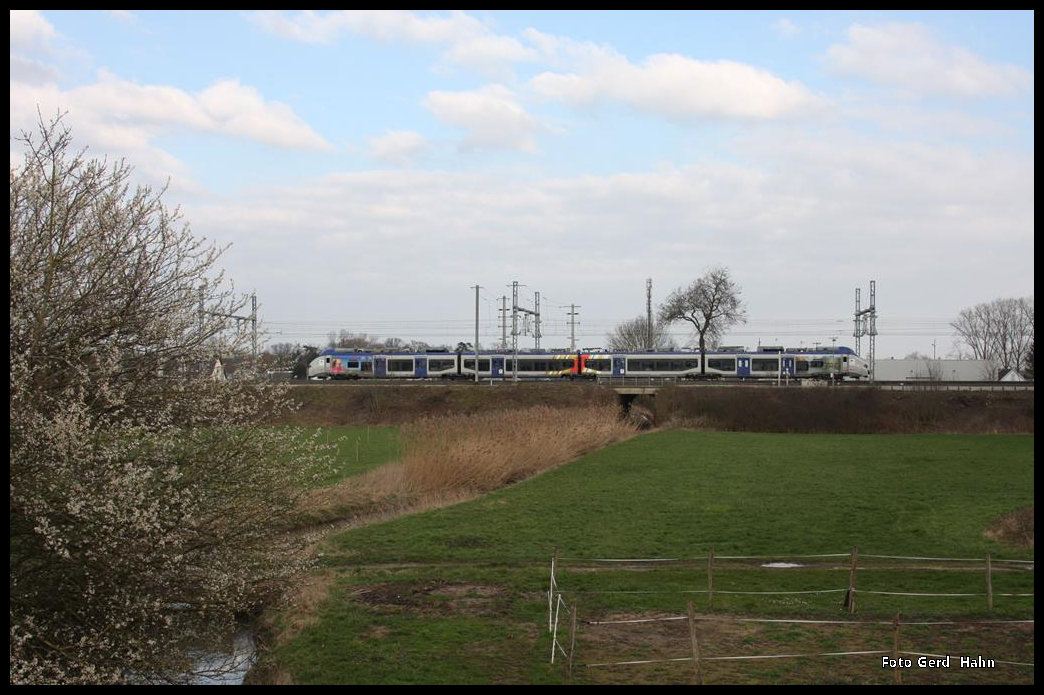 Ein Elektrotriebzug der Reihe 83500 erreicht hier am 10.3.2016 auf dem Weg nach Straßbourg den Ortsrand von Vendenheim.