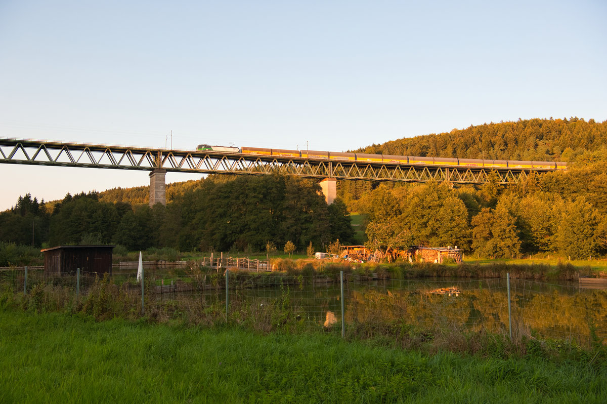 Ein ELL Vectron mit einem Altmann Autotransportzug bei Deining Richtung Nürnberg, 19.09.2018