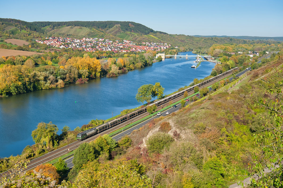Ein ELL-Vectron mit einem leeren BLG-Autotransportzug bei Veitshöchheim Richtung Würzburg, 12.10.2019