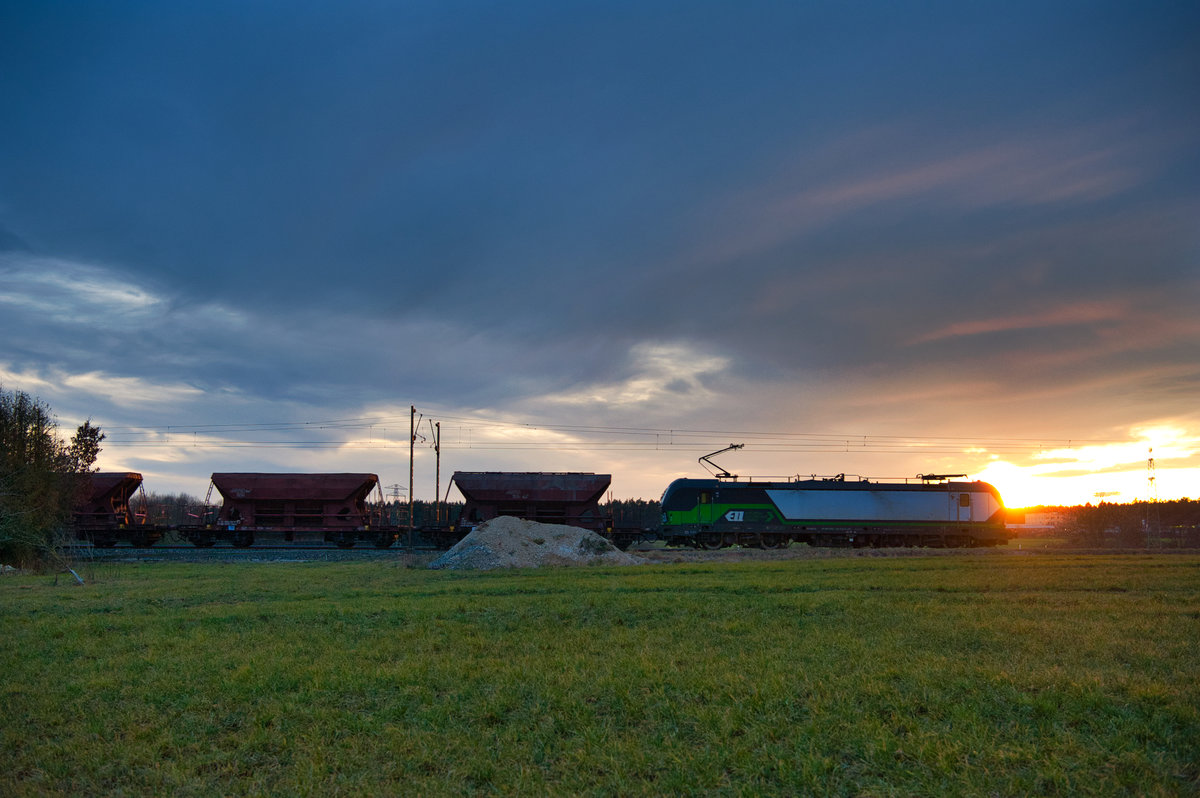 Ein ELL-Vectron mit einem Schotterzug bei Postbauer-Heng Richtung Nürnberg, 16.02.2020