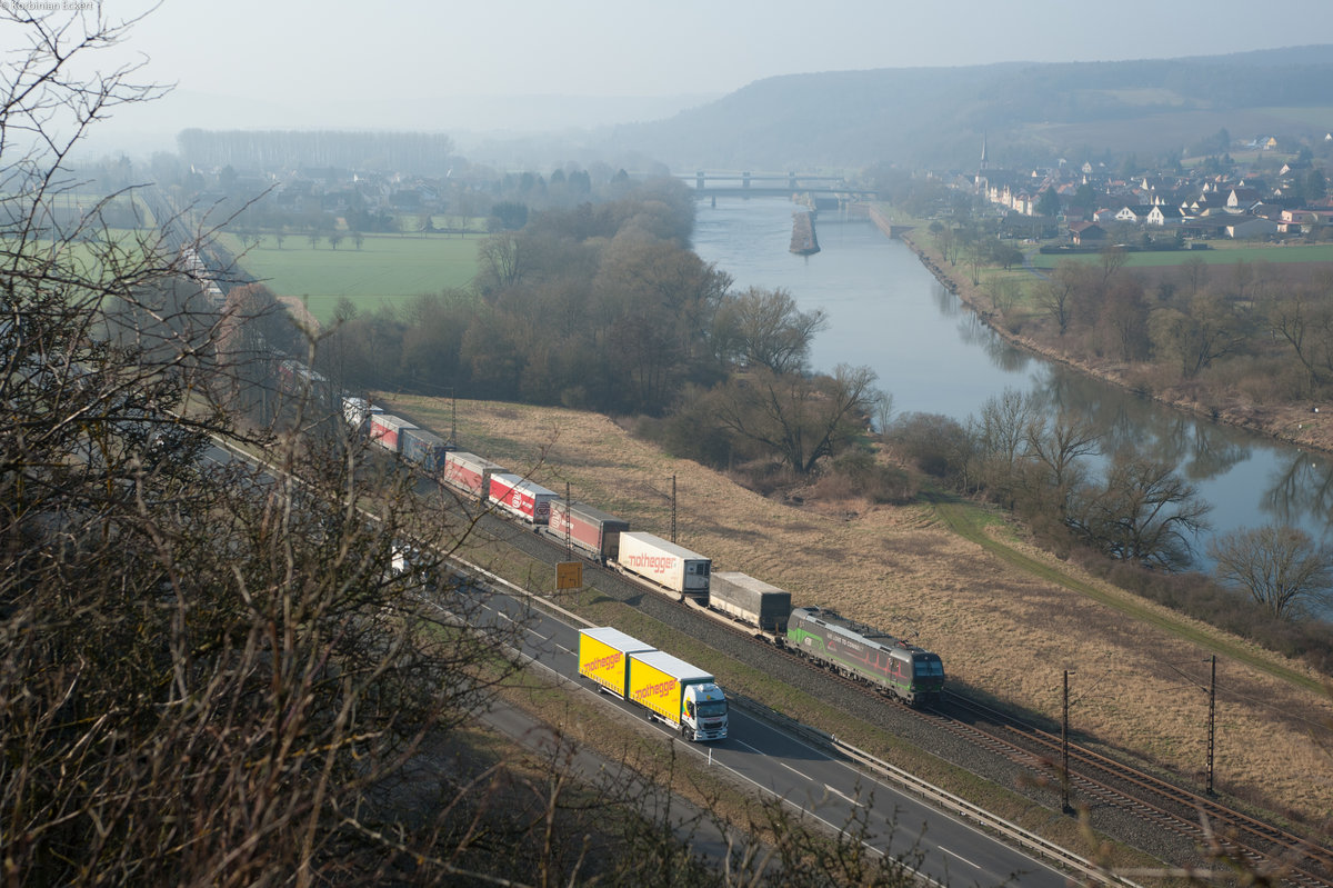Ein ELL Vectron vermietet an TX Logistik mit einem KLV-Zug bei Himmelstadt Richtung Gemünden, 16.03.2017