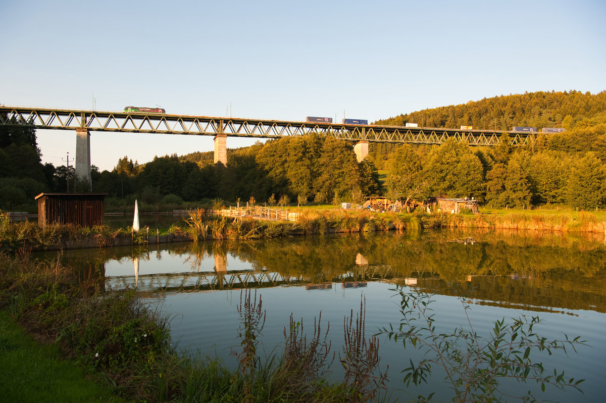 Ein ELL/TXL Vectron mit einem schwach ausgelasteten KLV-Zug bei Deining Richtung Nürnberg, 19.09.2018
