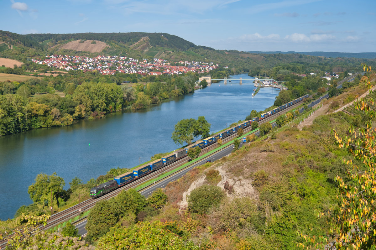 Ein ELL/TXL Vectron mit einem LKW-Walter KLV-Zug bei Veitshöchheim Richtung Würzburg, 18.09.2019